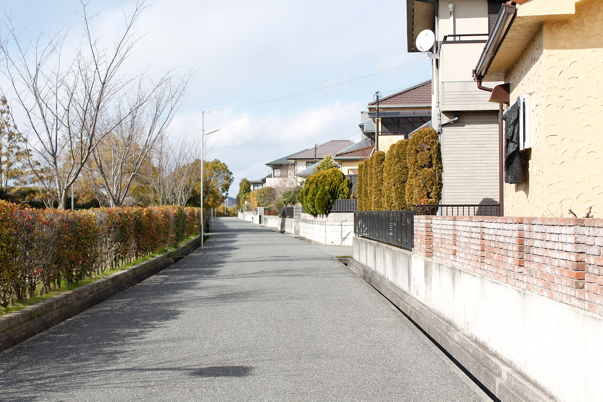 施工後の住宅を確認するタケムラ塗装の職人